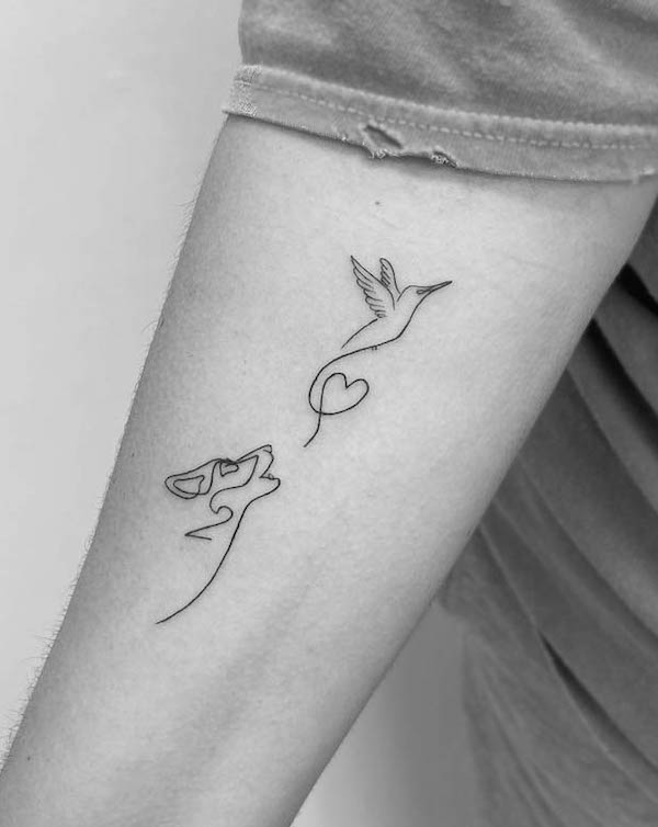 Tatuaggio di una riga con lupo e uccello di @tinytattoosbycuallistudio