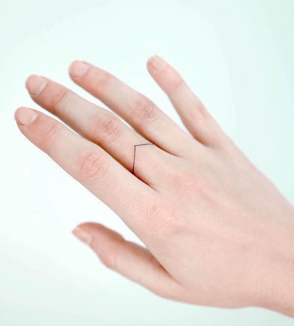 Piccola linea singola sul dito di @choiyun_tattoo