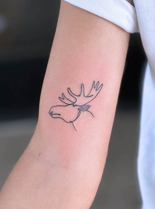 Tatuaggio di un cervo su una riga da @port.stbd
