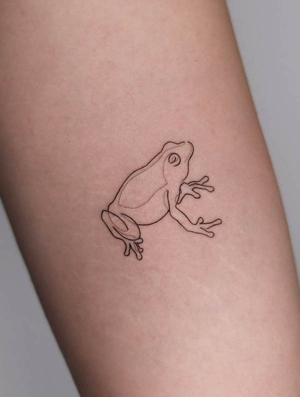 Tatuaggio carino di @gaja_tat con una piccola rana di una riga