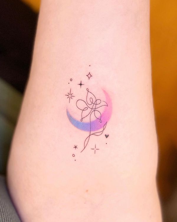 Tatuaggio astratto con fiore e luna a linea fine di @tattooist_yeonnie