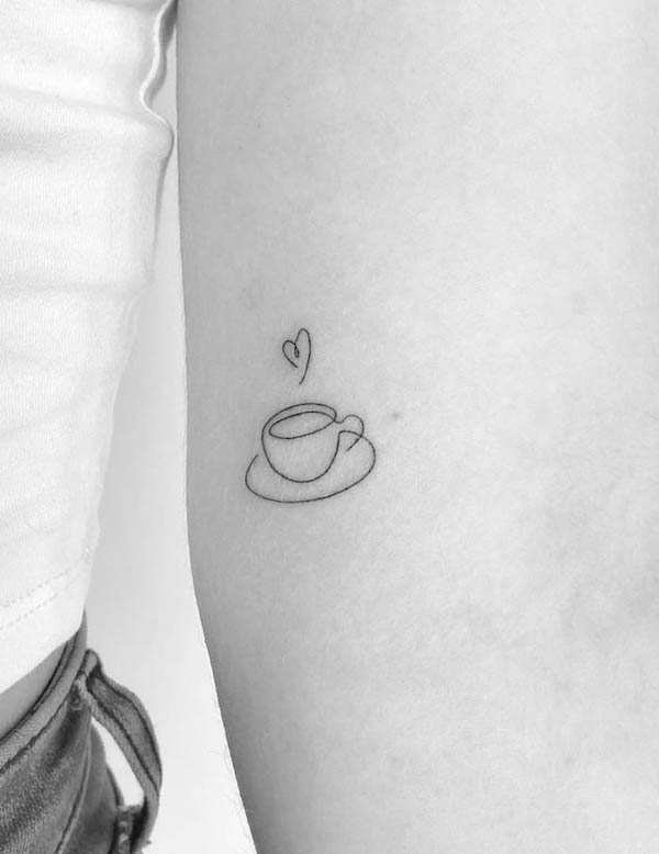 Tatuaggio di caffè a linea sottile da @mrs.tattoo
