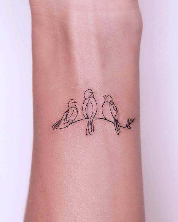 Tatuaggio da polso con una linea di uccelli da @isoltattoo