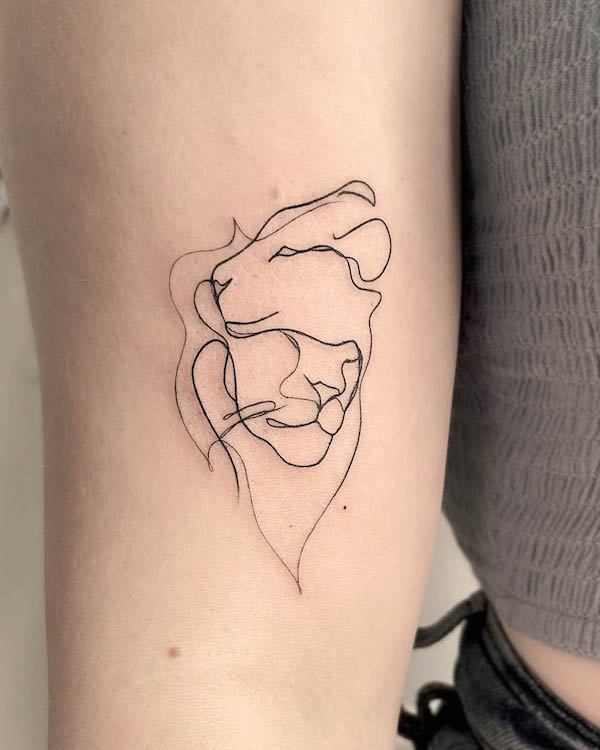 Tatuaggio con una linea di leone e leonessa di @qubart_