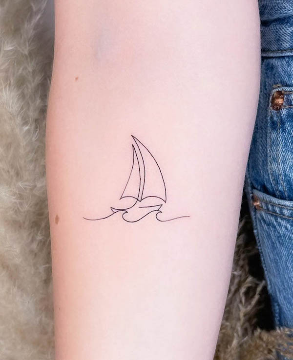 Tatuaggio con barca e onda di @ladnie.ink