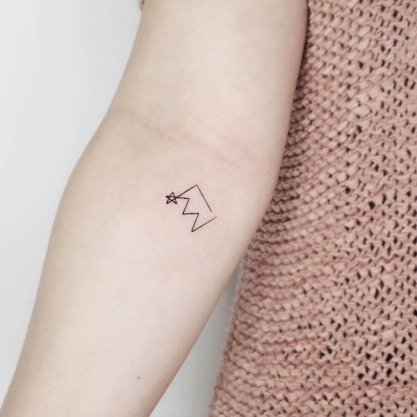 Tatuaggio con corona minuscola di @city.xoxo_tt