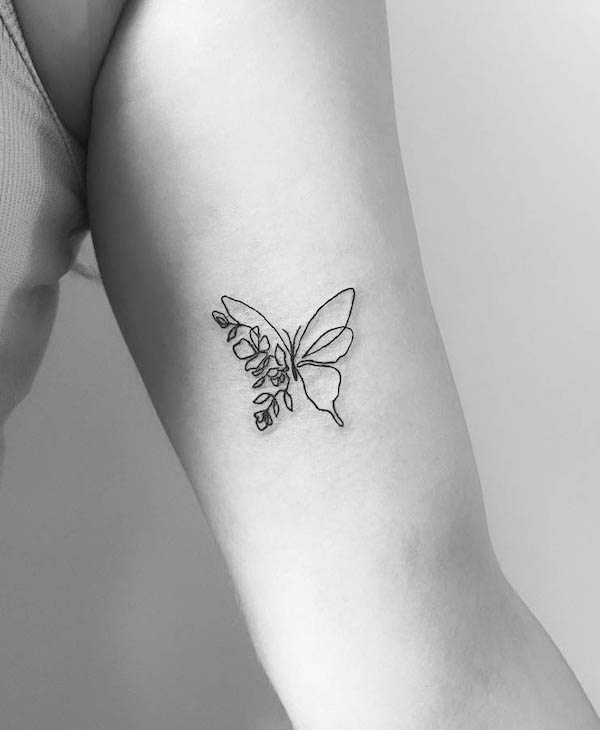 Tatuaggio con una linea di farfalle floreali di @percsydori