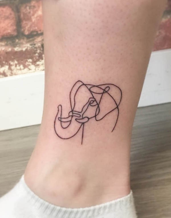 Tatuaggio con elefante a linea singola di @sorrymumtattoos