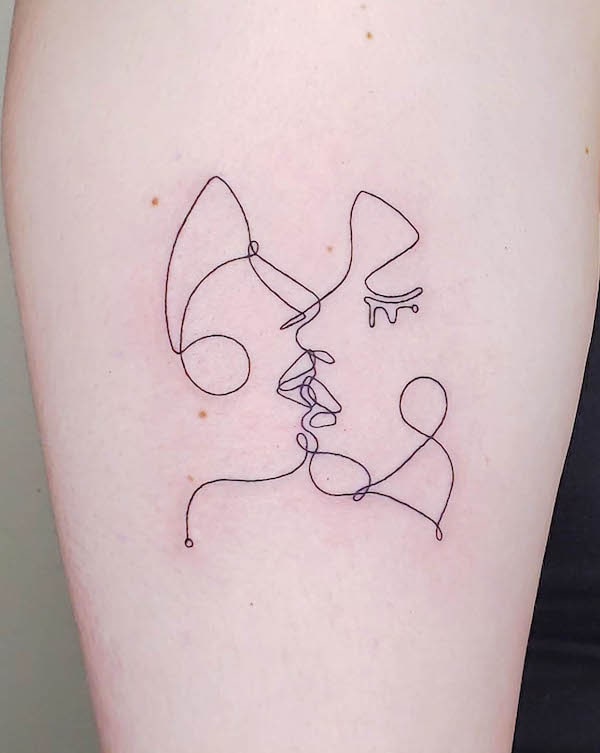 Bacio - tatuaggio di una riga di @tattooist_ria