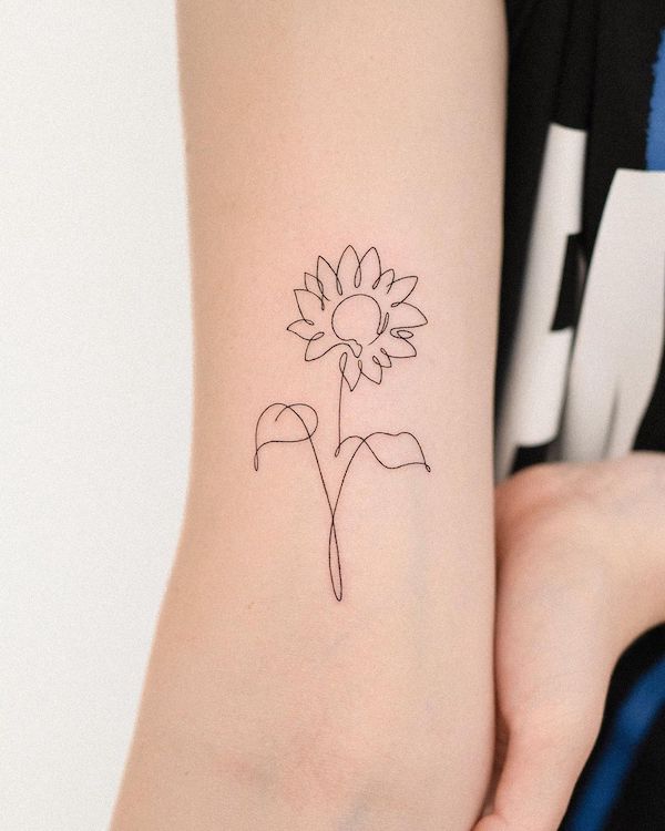 Tatuaggio a linea fine con girasole semplice di @thedayafter_tat2