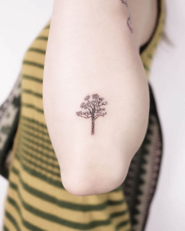 Piccolo albero tatuato sul gomito da @surfboy_handpoke