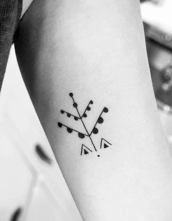 Tatuaggio con simbolo dell'ulivo di @aswadamazightattoos