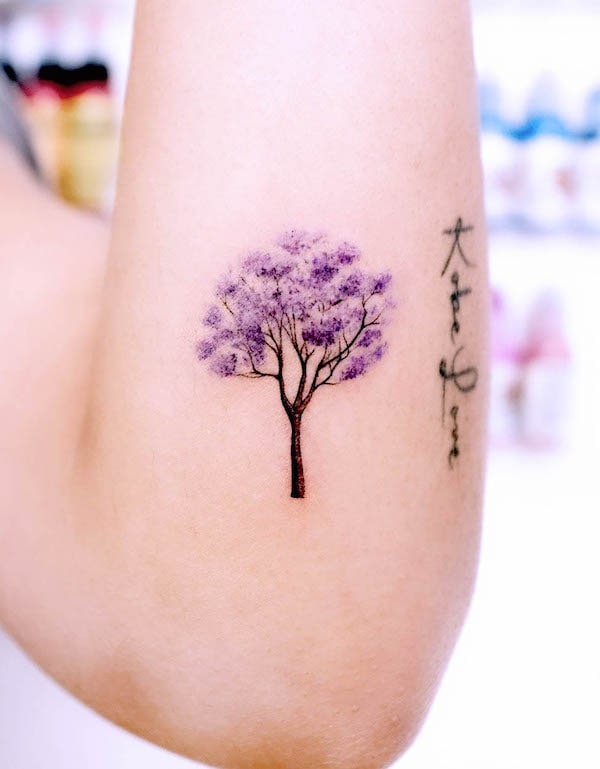 Tatuaggio con albero di Jacaranda di @lime_tattoo