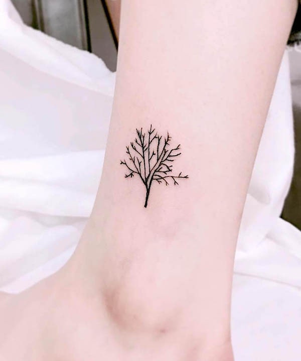 Tatuaggio minimalista della caviglia di @pure_tattoo