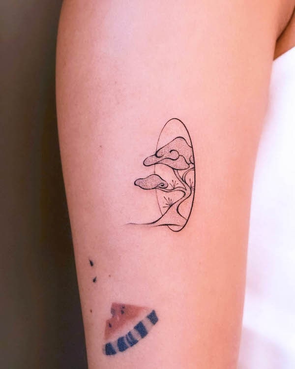 Tatuaggio unico di albero minimalista di @uwendyxx.tat_