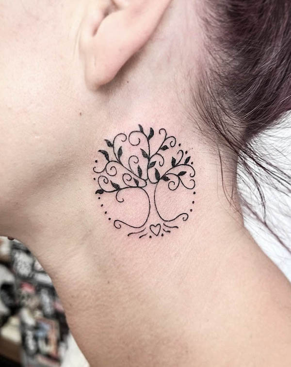 Piccolo albero della vita tatuato sul collo da @darkveil_tattoo