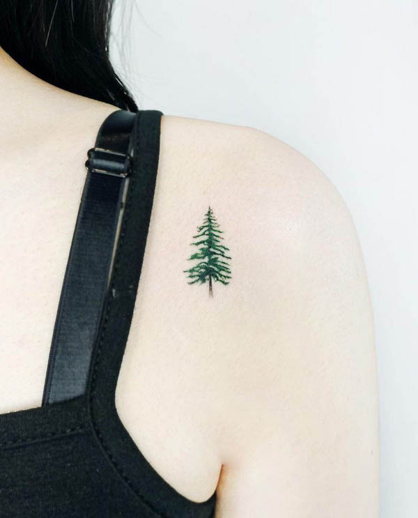 Tatuaggio della spalla con albero piccolo di @tattooist_today_do