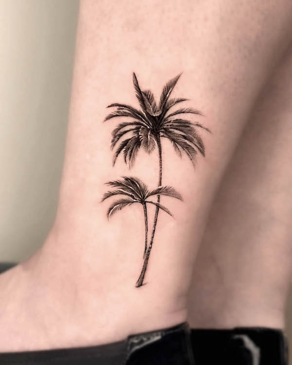 Tatuaggio realistico con palma di @tattooer_its