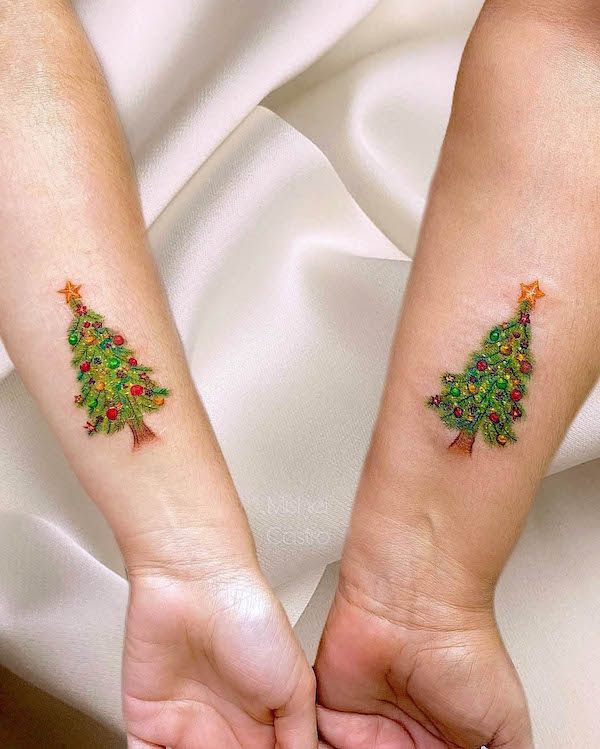 Tatuaggi di alberi di Natale abbinati di @mishelcastro_tattoo