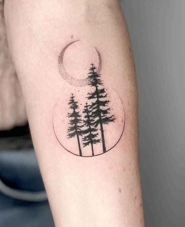 Tatuaggio con luna e albero di @jasminwalshtattoo