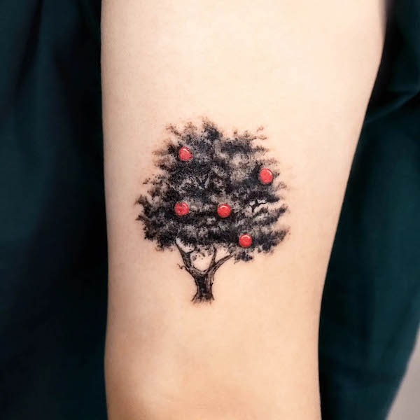Tatuaggio con albero di mele di @keekee_tattoo