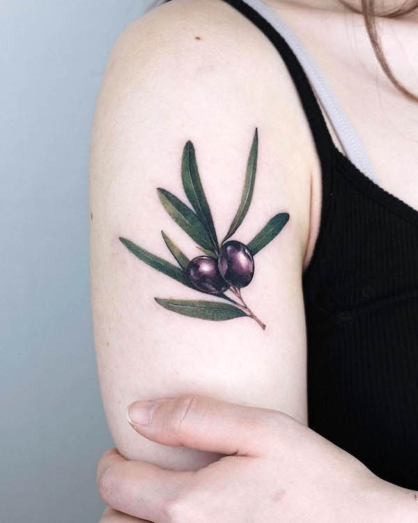 Ramo di ulivo realistico tatuato da @pokhy_tattoo