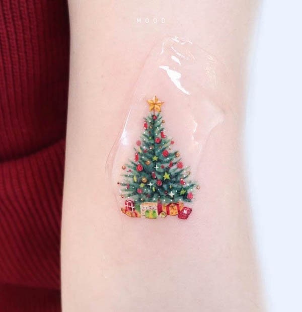 Adorabile albero di Natale tatuato da @dettolphin
