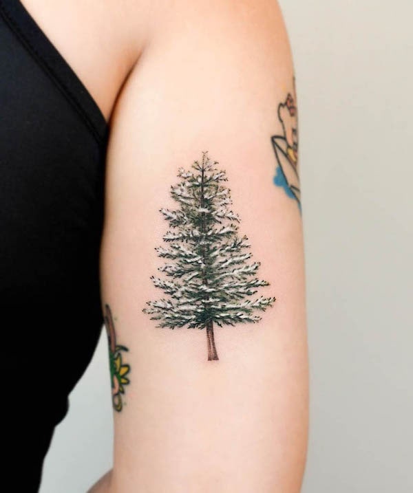 Tatuaggio albero di Natale invernale di @yous_tattoo