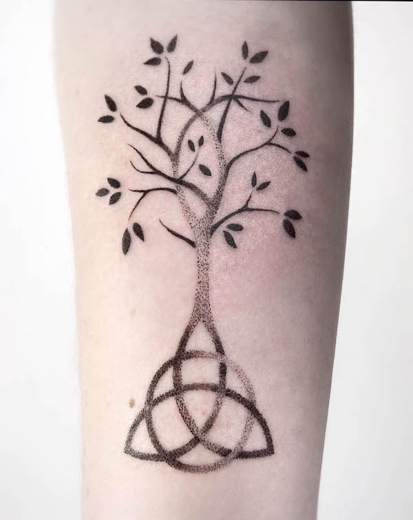 Tatuaggio albero con nodo celtico di @justjoe_ink