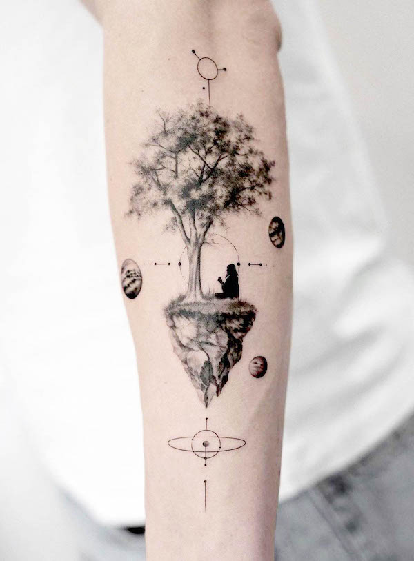 Tatuaggio con albero e pianeti di @bartektattoo