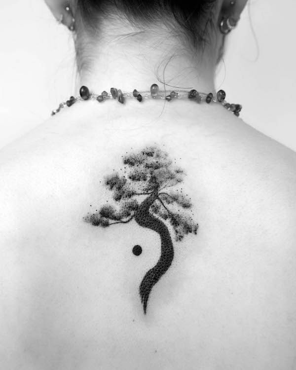 Tatuaggio dell'albero Yin yang di @dianaveidenthaler.ink_