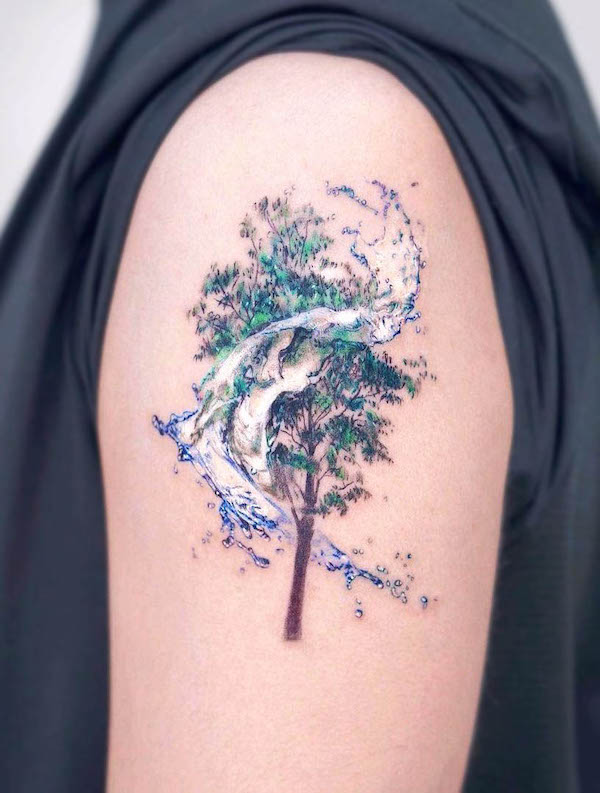 Tatuaggio a forma di albero e vortice sulla parte superiore del braccio da @stuffie.ink