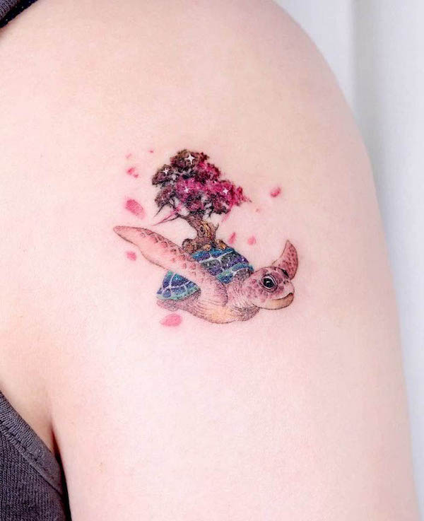 Tartaruga e albero tatuati da @peria_tattoo