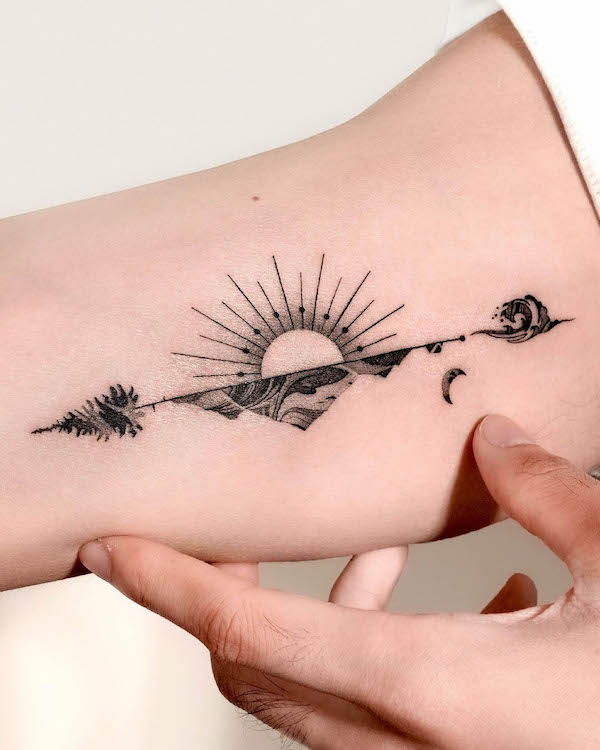 Freccia unica con elementi naturali tatuaggio di @choiyun_tattoo
