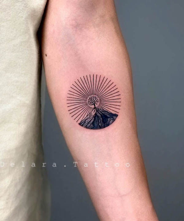Albero in cima alla montagna tatuaggio da @delara.tattoo