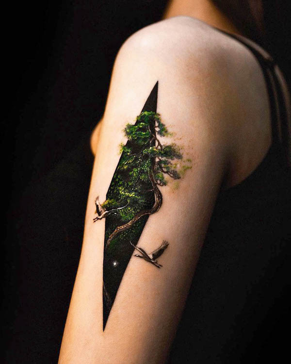 Misterioso tatuaggio a braccio con albero di @rizn__tattoo