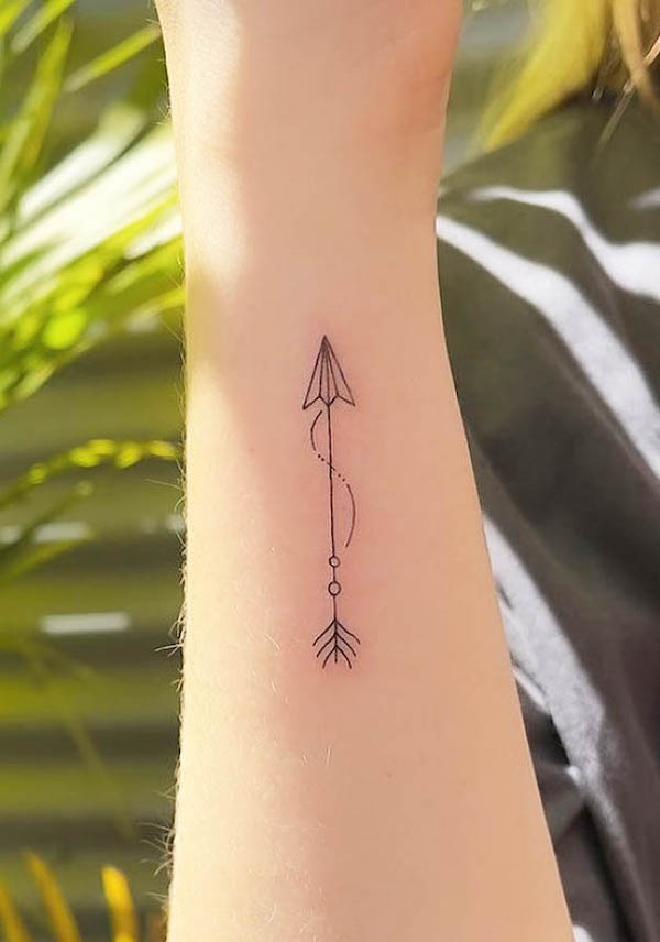Tatuaggio del polso con piccola freccia di @gogi_tattoo
