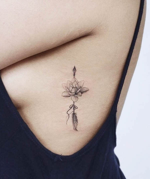 Tatuaggio con freccia e fiore di loto di @kaya_tattoo