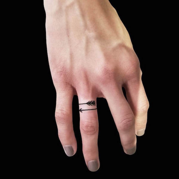 Tatuaggio con dito a freccia di @clubtattoolinq