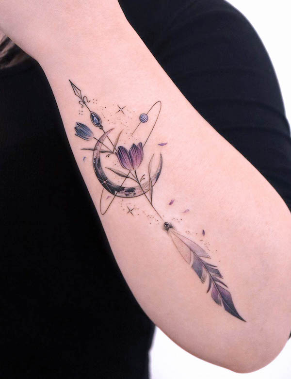Tatuaggio con freccia di tulipano eseguito da @tattooist_giho_