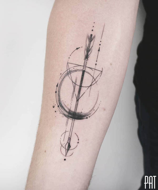 Tatuaggio con freccia geometrica di @patricetattoo