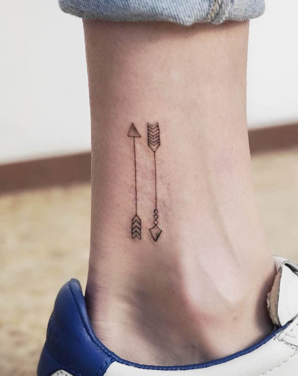 Tatuaggio a linea fine Double Arrows di @pauliparker.ink