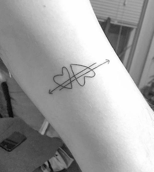 Tatuaggio con cuori e frecce di @efg_art