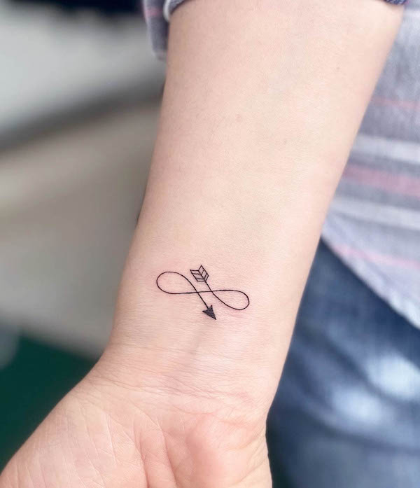 Tatuaggio carino di @zeetattooo con una piccola freccia infinita