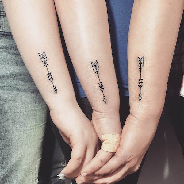 Tatuaggi con frecce madre-figlia di @sophie.tattoo.art