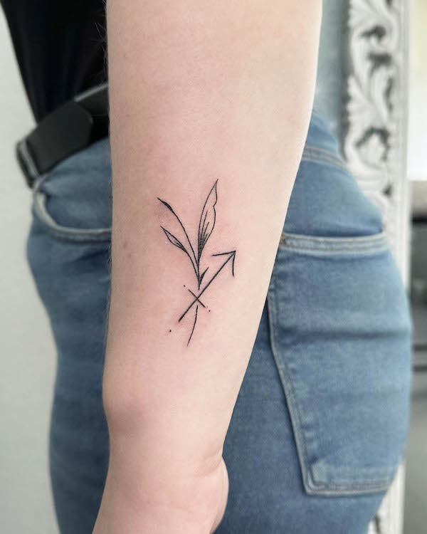 Tatuaggio semplice con freccia del sagittario di @ronjalee7ink
