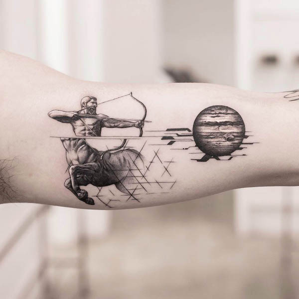 Il tatuaggio dell'arciere Sagittario di @victordelfueyo