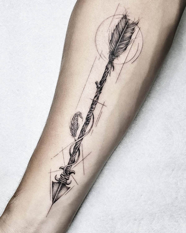 Tatuaggio di freccia in realismo geometrico di @graymarx