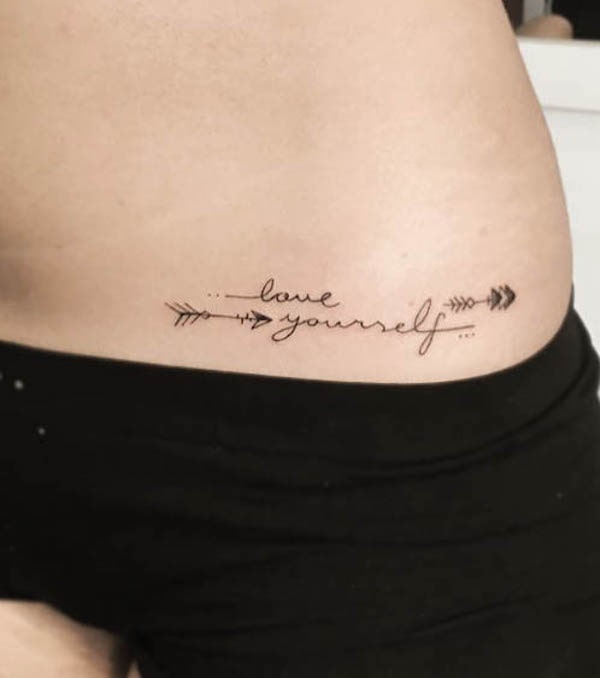 Tatuaggio con citazione della freccia di @alexisvargasart