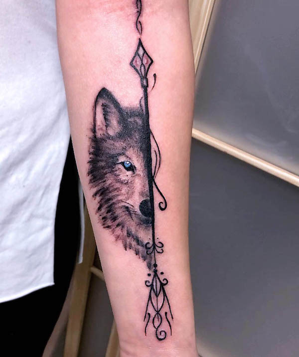 Tatuaggio con lupo e freccia di @giulianado_tatt